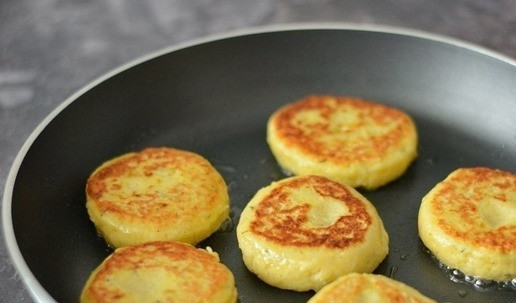 1. Этап. Картофельные биточки: На разогретом масле на сковороде обжарьте биточки с двух сторон до румяной корочки. На первой стороне лучше жарить биточки под крышкой, чтобы они хорошо пропеклись внутри. А на второй стороне жарьте без крышки, чтобы была хрустящая корочка.