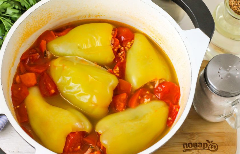1. Этап. Долма из перцев: Выложите перцы в казан, нарежьте оставшиеся помидоры кубиками и добавьте в емкость. Влейте горячую воду, чтобы она почти покрывала перцы. Всыпьте пару щепоток соли и поместите емкость на плиту. Отварите перцы при умеренном нагреве примерно 25-30 минут.