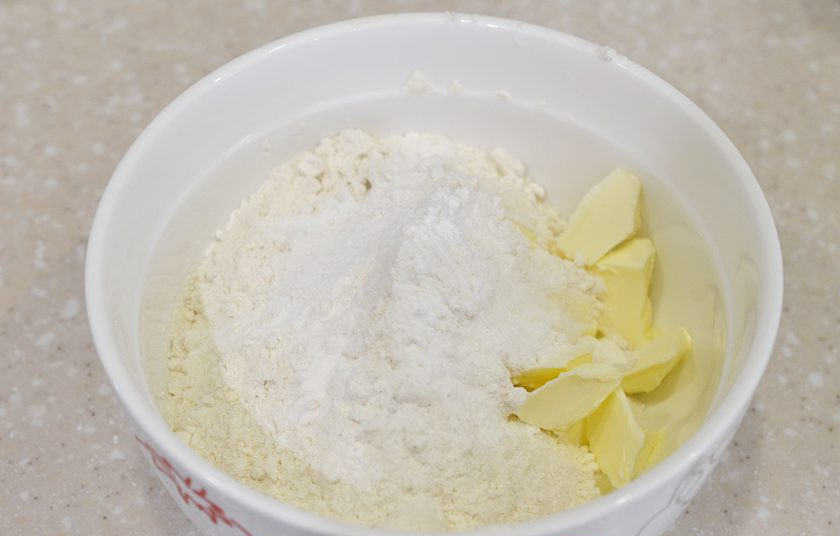 1. Этап. Песочный пирог Лимонник: Добавьте сметану, разрыхлитель, просейте муку.