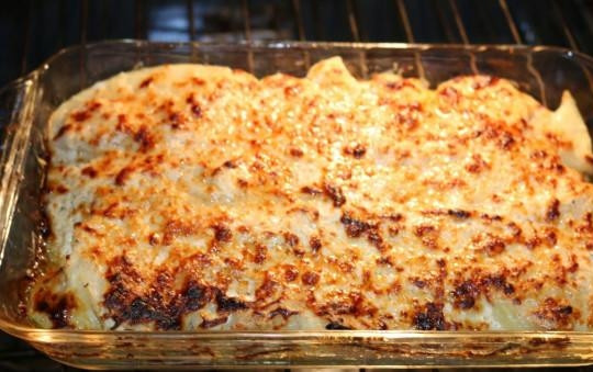 1. Этап. Картофельная запеканка с двумя видами сыра: Дайте запеканке немного остыть, а после подавайте её к столу.