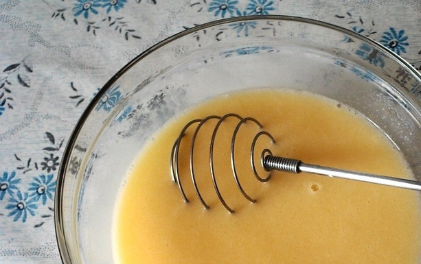 1. Этап. Бисквит на кефире: 3. Влейте в смесь еще десять ложек растительного масла, взбейте до однородной массы.