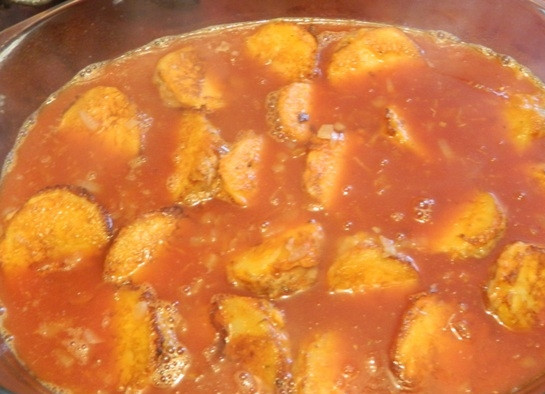 1. Этап. Мафрум: 9. Заливаем все это горячей водой (2,5 стакана), прокипятим минуты 2-3. Затем выливаем соус в форму с картофелем.