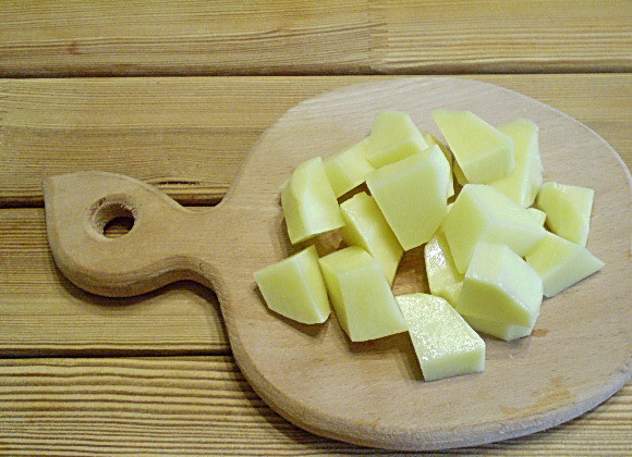 1. Этап. Рагу с грибами: 4. Картофель нарежьте крупными кубиками или кусочками, дольками.