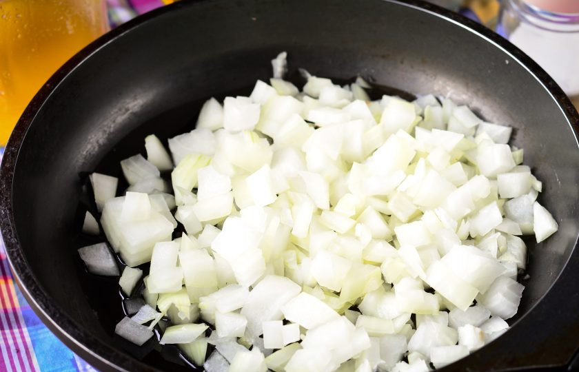 1. Этап. Луковый взвар: Разогрейте масло в сковороде, выложите весь лук.