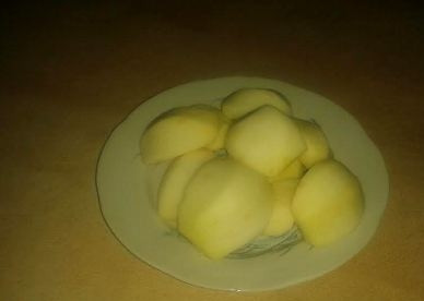 1. Этап. Постное яблочное печенье: Яблоки очистите от кожуры и сердцевины с семечками.