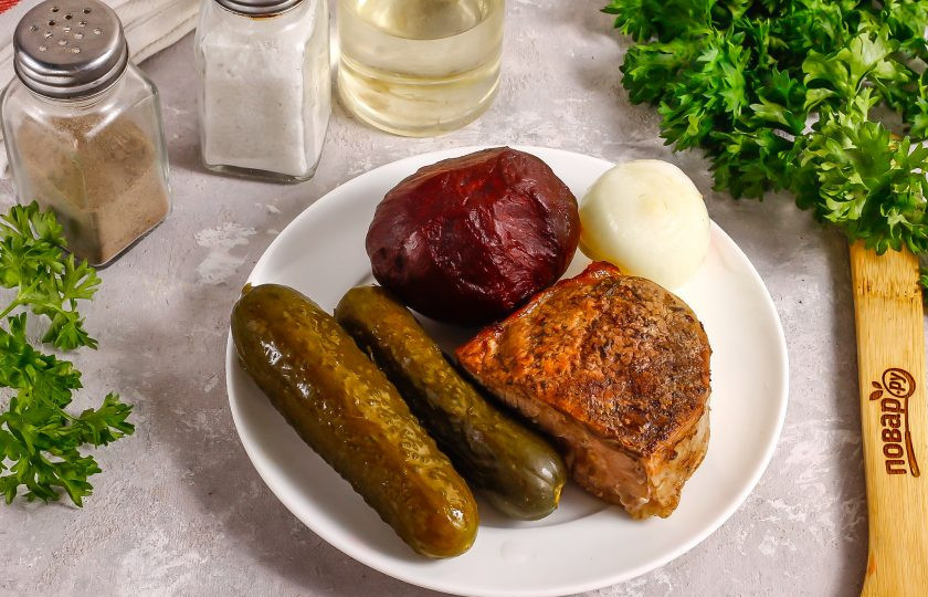 1. Этап. Салат со свеклой и говядиной: Подготовьте указанные ингредиенты. Свеклу и говядину запеките или отварите заранее по отдельности и остудите. Если будете запекать, то в фольге.