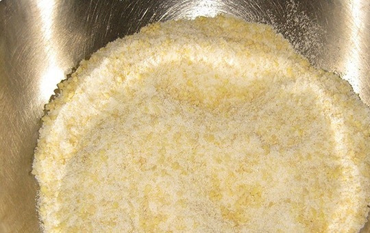 1. Этап. Шакер-бура: Теперь приготовьте начинку. В блендере измельчите ядра орехов, но не слишком мелко. Дробленые орехи смешайте с сахаром, молотым кардамоном и ванильным сахаром.