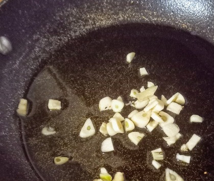 1. Этап. Спагетти с тофу, чесноком и лимоном: В слегка подсоленной воде приготовить спагетти в соответствии с инструкциями. Процедить спагетти, сохранив 1 стакан крахмальной воды, в которой готовилась паста. Тем временем, в сковороде разогреть 1 столовую ложку оливкового масла и готовить чеснок пару минут до золотистости.