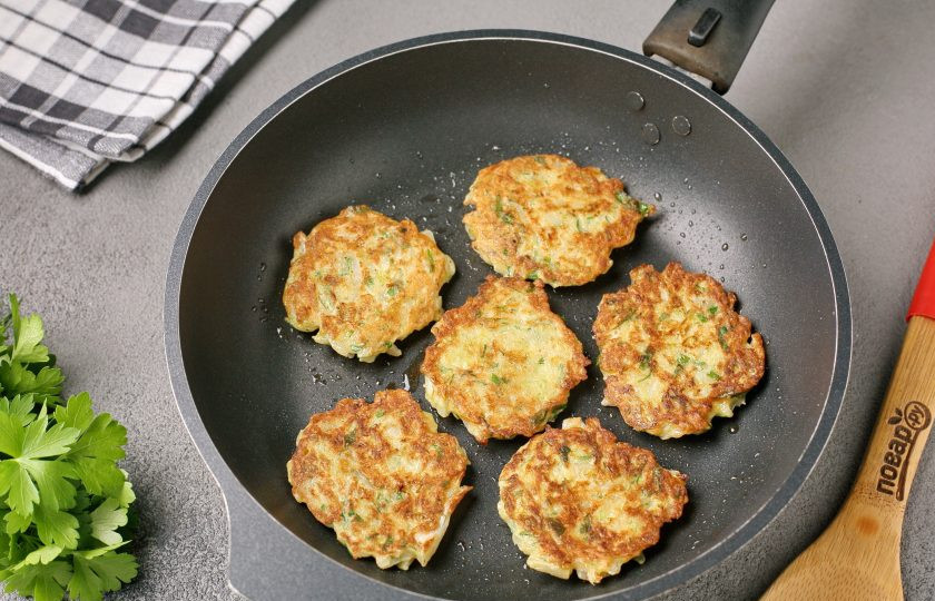 1. Этап. Оладьи для диабетиков: Разогрейте сковороду и сбрызните её маслом. Если у вас сковорода с хорошим антипригарным покрытием, то можно совсем не смазывать. Выложите массу при помощи столовой ложки, формируя небольшие тонкие оладушки. Жарьте на среднем огне с двух сторон до золотистого цвета.