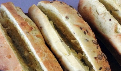 1. Этап. Хот-доги с сырным соусом: Булочки надрезать, подогреть в микроволновке. Внутри смазать горчицей.