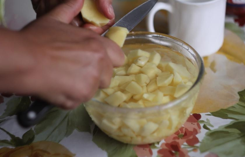 1. Этап. Борщ на бобах: Кубиками нарезать три картошины.