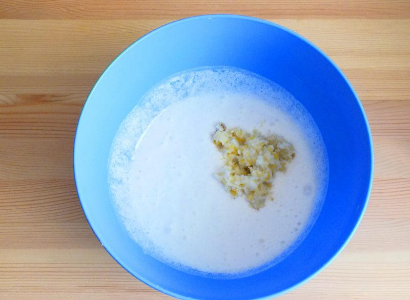 1. Этап. Морковный кекс со сметанно-лимонной пропиткой: Добавьте измельченный лимон и хорошо перемешайте.