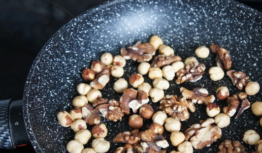 1. Этап. Сырная закуска с орехами: Орехи обязательно поджарить на сухой сковороде. Так они дадут больше вкуса и аромата. У меня фундук и грецкие, можно взять любые. Порубить ножом.