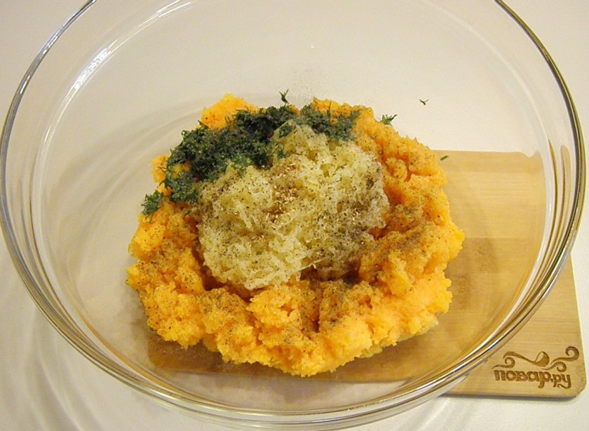 1. Этап. Постные котлеты из кабачков и тыквы: Соедините картофель с тыквенно-кабачковой массой. Добавьте зелень, щепотку соли, перец молотый и щепотку молотого кориандра.