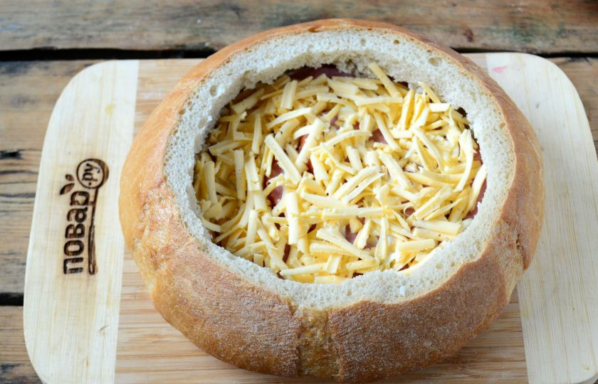 1. Этап. Гигантский мегабутер: Сверху смажьте 1 ст. ложкой майонеза и присыпьте тертым сыром. Сыр можно натирать как на крупной, так и на мелкой терке, это не принципиально.