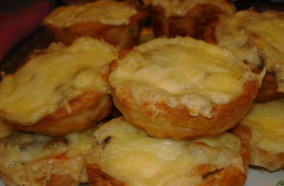 1. Этап. Жульен в корзиночках из теста: 5. Вот таким получается жульен в корзиночках из теста в домашних условиях. В качестве закуски на любой (обеденный или праздничный) стол - идеальное решение!