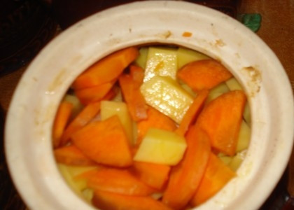 1. Этап. Свинина запеченная в горшочке: Следующим слоем идут картофель и морковь, которые мы тоже немного подсаливаем.