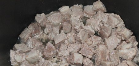 1. Этап. Рожки с мясом в мультиварке: Свинину нарезаем кубиками и обжариваем в мультиварке в режиме 