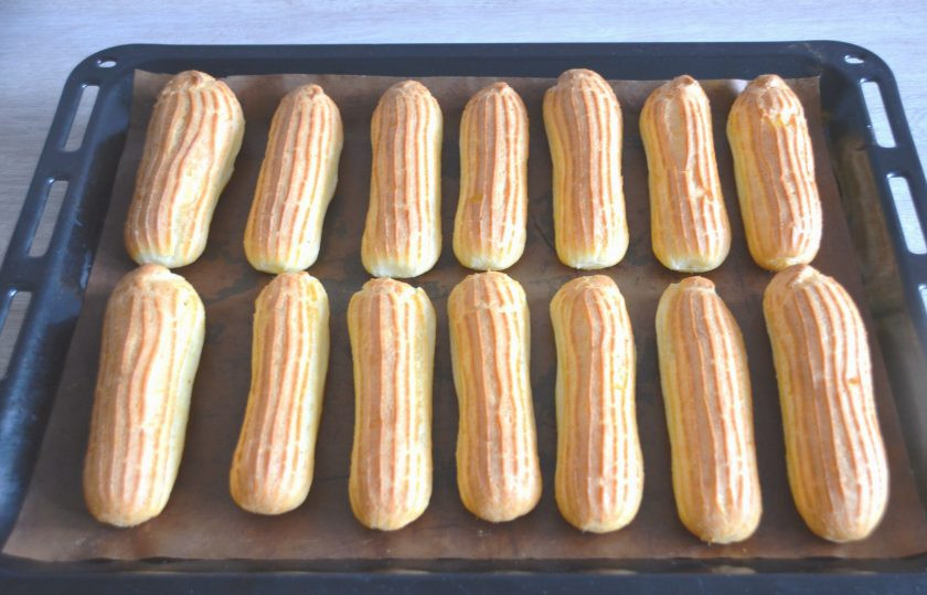 1. Этап. Крем Пломбир для эклеров: Выпекайте эклеры при температуре 190 градусов 30-35 минут, далее понизьте температуру до 160 градусов и выпекайте еще 10 минут. Готовые эклеры не торопитесь доставать из духовки, приоткройте дверцу и подержите минут 10, чтобы они не опали из-за разницы температуры.