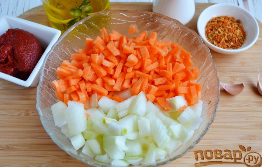 1. Этап. Плов на сковороде со свининой: Лук и морковь порежьте не очень крупно.