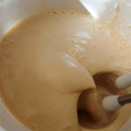 1. Этап. Оладьи на ряженке: Продолжая взбивать, вводим в жидкую смесь сухую. На поверхности теста должны получиться пузырьки воздуха.