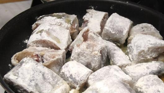 1. Этап. Рыба моя.Горячее блюдо из рыбы: Приготовить сковородку и поставить на плиту. Подогреть в сковороде масло растительное. Рыбу, как мы обычно делаем, посыпать солью и молотым перцем (не переборщить), обвалять в муке. Теперь выложить на сковороду одним слоем. Сверху на рыбу рассыпаем лук а после лука - морковку.