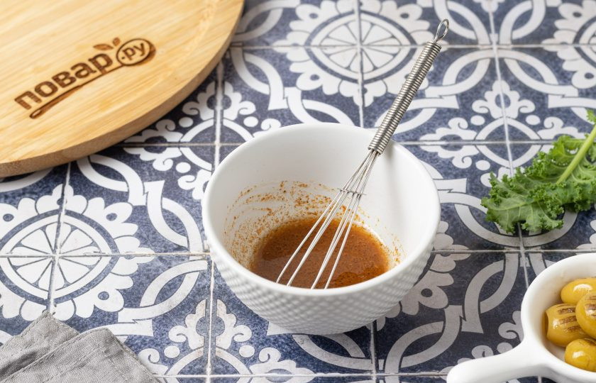 1. Этап. Марокканский салат из перца с апельсинами: Для заправки смешайте оливковое масло с лимонным соком и всеми специями.