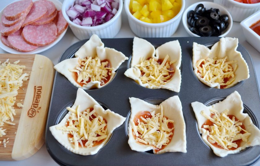 1. Этап. Закуска Пицца в стаканчиках: На соус положите по хорошей щепотке сыра.