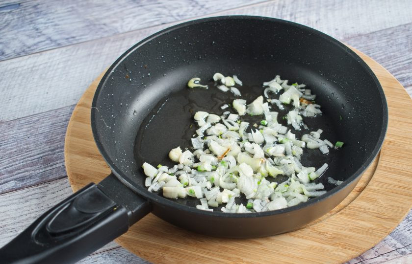 1. Этап. Шведские фрикадельки с кремовым соусом: Смалец (1 ст. л.) разогрейте на сковороде. Измельченный лук пассеруйте до мягкости.