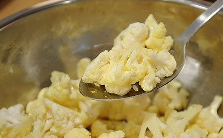 1. Этап. Маринованная цветная капуста: Все хорошенько перемешиваем при помощи ложки. Закрываем и оставляем настаиваться при комнатной температуре в течение 3-4 часов.