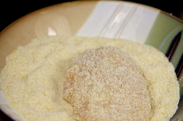 1. Этап. Котлеты из курицы и капусты: 6. Сформируйте небольшие котлетки, обваляйте их в панировочных сухарях.