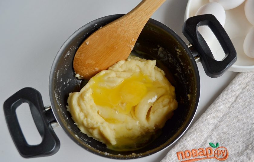 1. Этап. Торт Карпатка с заварным кремом: Все пять яиц введите в тесто, но по одному. Каждый раз тщательно растирая и перемешивая тесто. Масса должна быть однородной и гладкой.