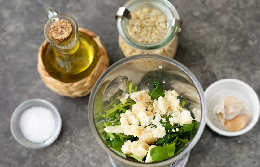 1. Этап. Итальянский соус Песто: Нарежьте небольшими кусочками пармезан, добавьте к базилику.