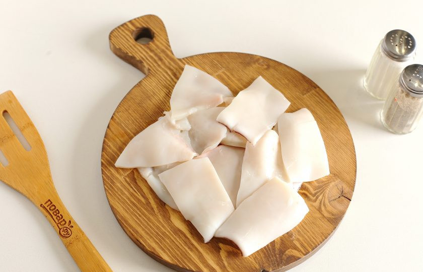 1. Этап. Шницели из кальмаров: Кальмары тщательно промойте, очистите, удалите внутренности и хорду. Затем необходимо отрезать плавники с двух сторон, а кальмар разрезать вдоль. Убираем все что осталось внутри, удаляем пленку и еще раз промываем. Нарезаем кальмар на прямоугольники. С одной тушки у меня выходит шесть готовых кусочков.