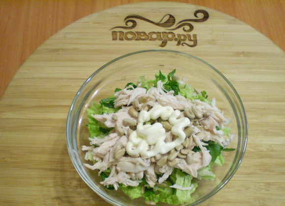 1. Этап. Салат Дамский угодник: Соедините капусту, зелень, куриное филе, соль, специи, майонез и жареные очищенные семечки.