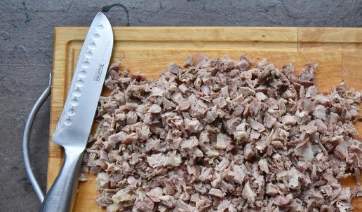 1. Этап. Салат Приручить дракона 2024: Охлажденный вареный окорочок освобождаю от кожи и костей. Мясо мелко нарезаю. По вкусу мясо подсаливаю и добавляю черный молотый перец.