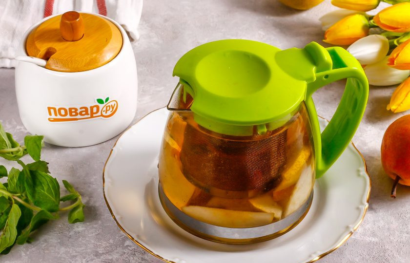 1. Этап. Грушевый чай: Вскипятите воду в чайнике и влейте кипяток в заварочный чайник. Накройте крышкой и настаивайте около 8-10 минут. Затем всыпьте сахарный песок или обойдитесь без него, если любите несладкие напитки.