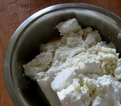 1. Этап. Пирог с творогом и грушей: Творог взбить с яйцами, сахаром и крахмалом.