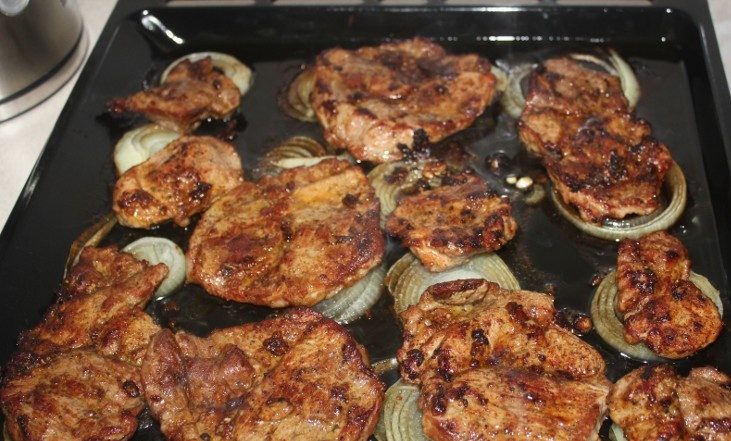 1. Этап. Свинина в соевом соусе: Ставим противень в разогретую до 200 градусов духовку и запекаем мясо 15-20 минут. Даем ему еще немного постоять в духовке и затем подаем к столу. Приятного аппетита!