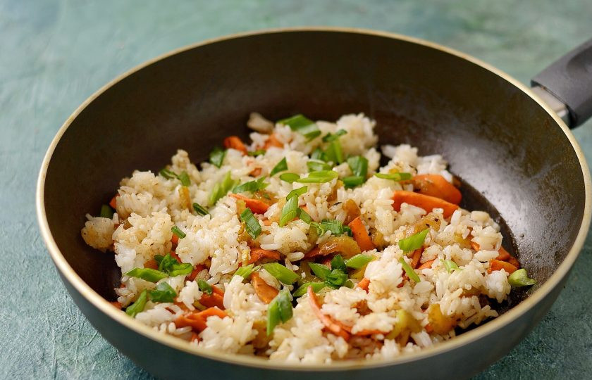 1. Этап. Рис с сельдереем и морковью: Добавьте мелко порубленный зеленый лук, еще раз перемешайте.