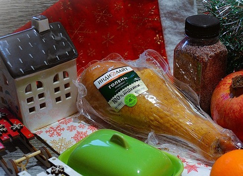 1. Этап. Масло с копчёной индейкой и зеленью: Приготовить продукты. Масло заранее достать из холодильника.