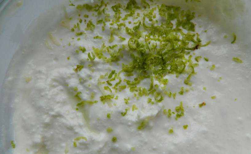 1. Этап. Творожная запеканка с изюмом в духовке: 1. Смешаем творог со сметаной и яйцом, добавим сахар, сок и цедру лайма, а также муку и разрыхлитель. Если в качестве разрыхлителя у вас сода, ее лучше погасить в соке лайма.