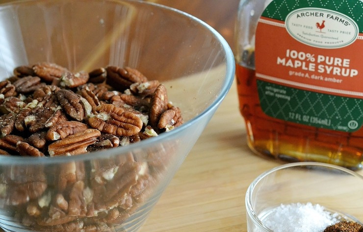 1. Этап. Пекан с кленовым сиропом: Разогрейте духовку до 300 градусов, подготовьте пекан и остальные ингредиенты.