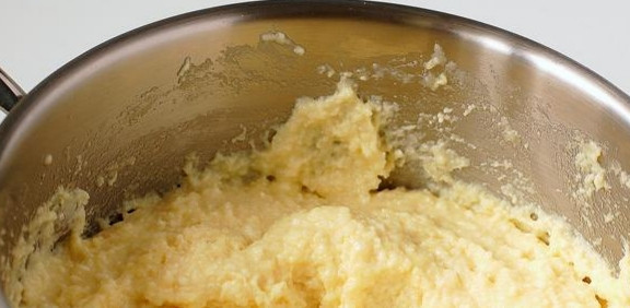 1. Этап. Плавленый сыр: 4. Варите на медленном огне в течение 6-7 минут, не переставая помешивайте. Возьмите яйца и взбейте их миксером до образования пены, добавьте в кастрюлю. Проварите еще 5-6 минут, не прекращая помешивать.