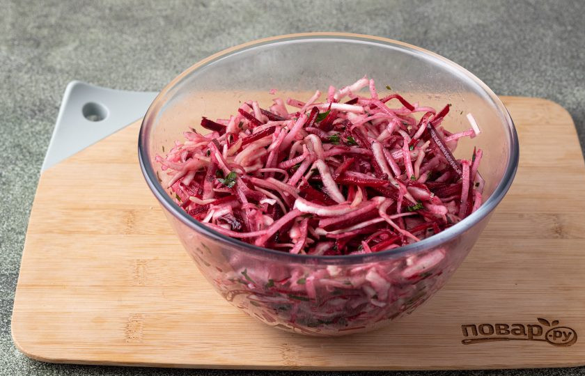 1. Этап. Салат из капусты, дайкона и свеклы: Заправьте салат растительным маслом, посолите и поперчите по вкусу. Все перемешайте.