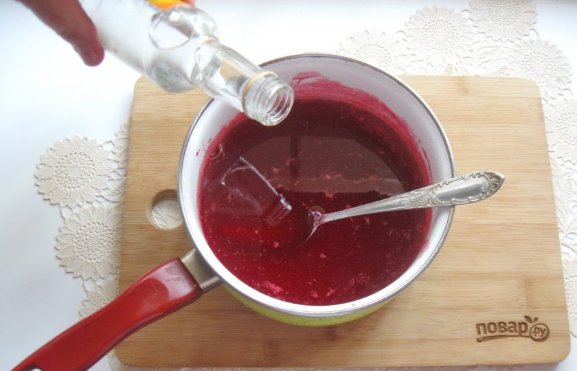 1. Этап. Ликер из кизила: Ягодный отвар с сахаром охладите и влейте водку, перемешайте. Можно еще раз процедить через сито или марлю.