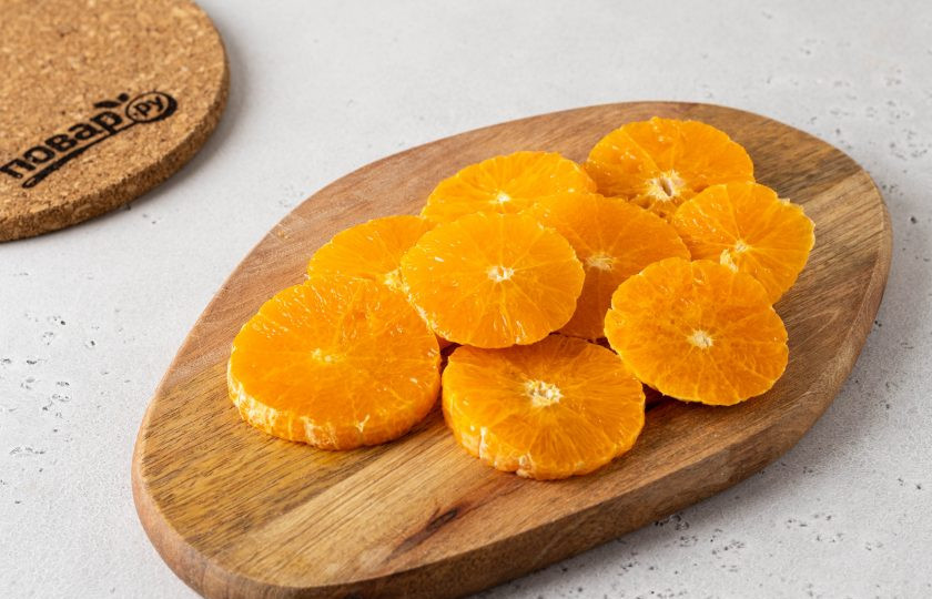 1. Этап. Постный пирог с мандаринами: Мандарины очистите, нарежьте кружочками. При необходимости удалите косточки.