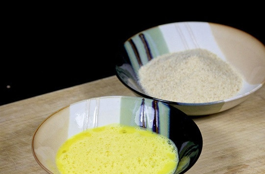 1. Этап. Рулетики мясные с разной начинкой: 14. Подготовьте две глубокие мисочки: со взбитым яйцом и панировочными сухарями. Разогрейте как следует на сковороде растительное масло.