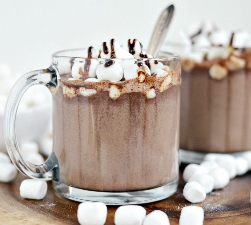 1. Этап. Горячий шоколад эспрессо: Разлейте горячий шоколад по кружкам. Сверху добавьте зефир, сливки и сироп по желанию. Приятной дегустации!