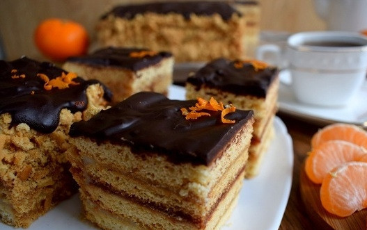 1. Этап. Медовое пирожное с начинкой: Нарежьте получившееся лакомство порционными небольшими кусочками удобной для вас формы. Приятного аппетита!